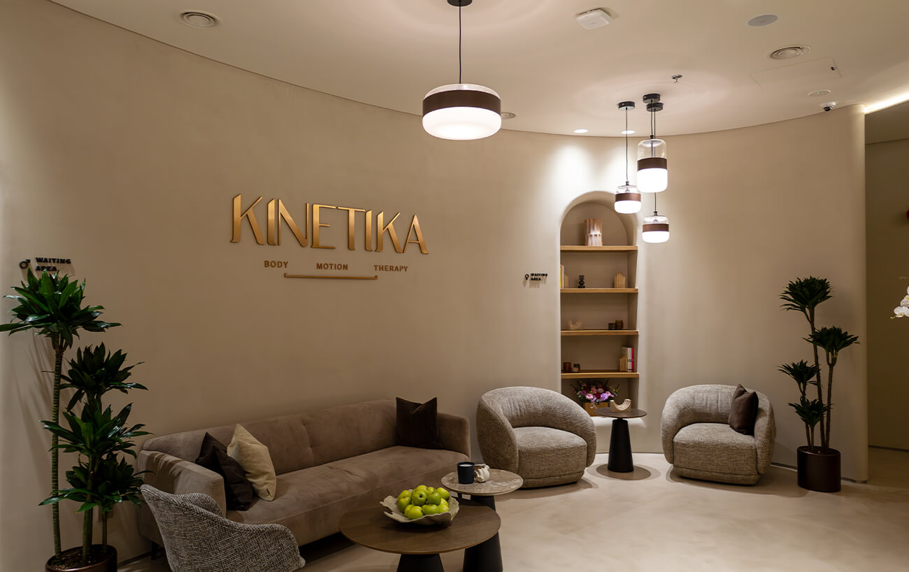 Modern and welcoming physiotherapy clinic lounge with comfortable seating and a calm ambiance at Kinetika.
